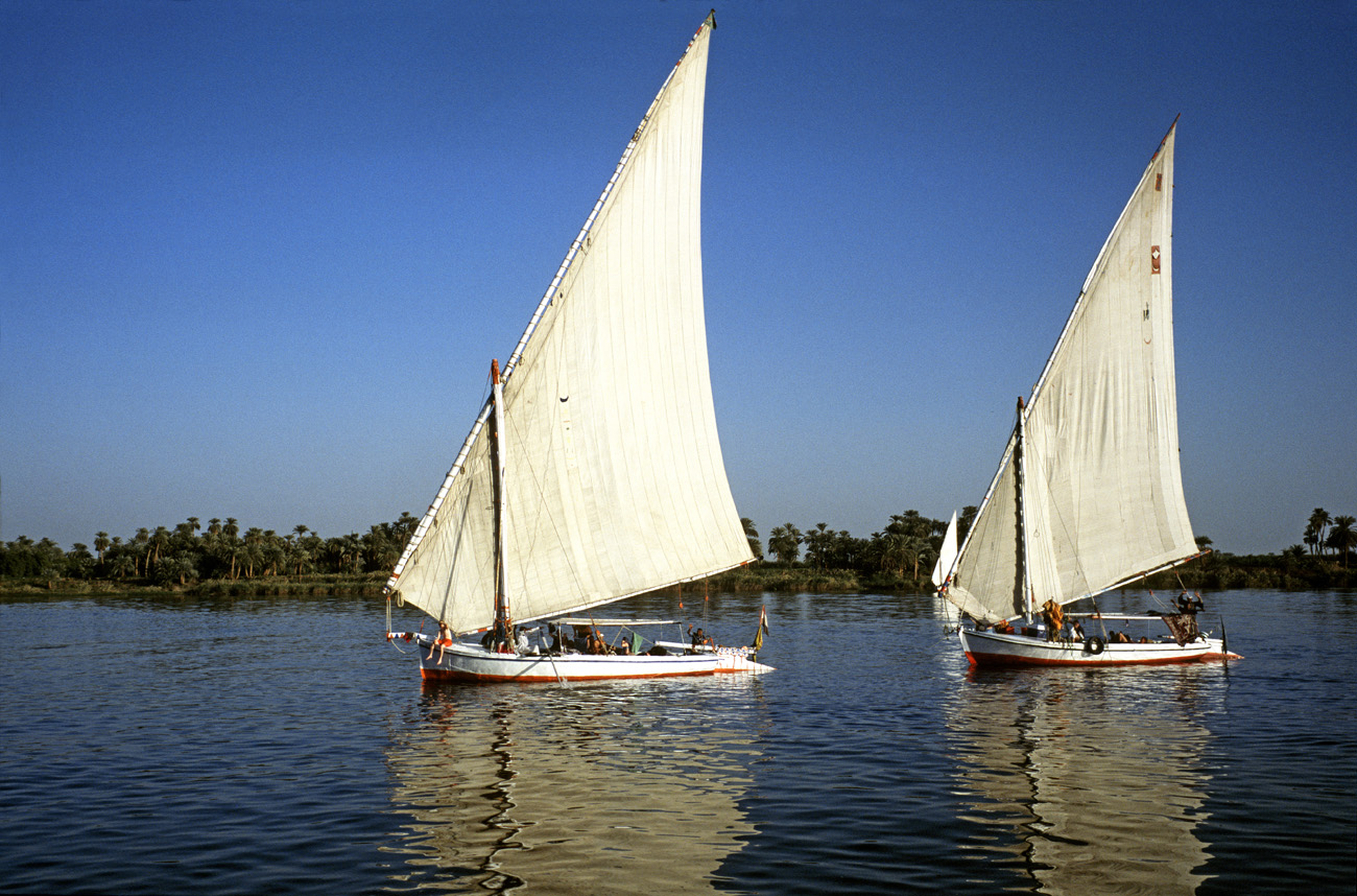 egyp06_35 felouques de conserve.jpg - Sur le Nil deux felouques voguant de conserve.. Provia 100 F